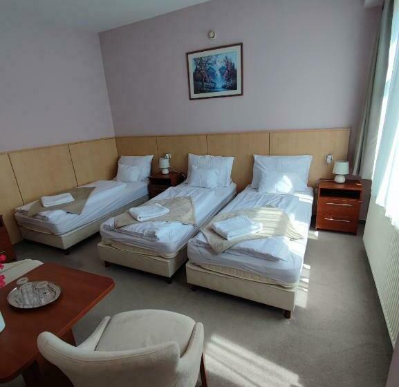 غرفة قياسية ثلاثية, D