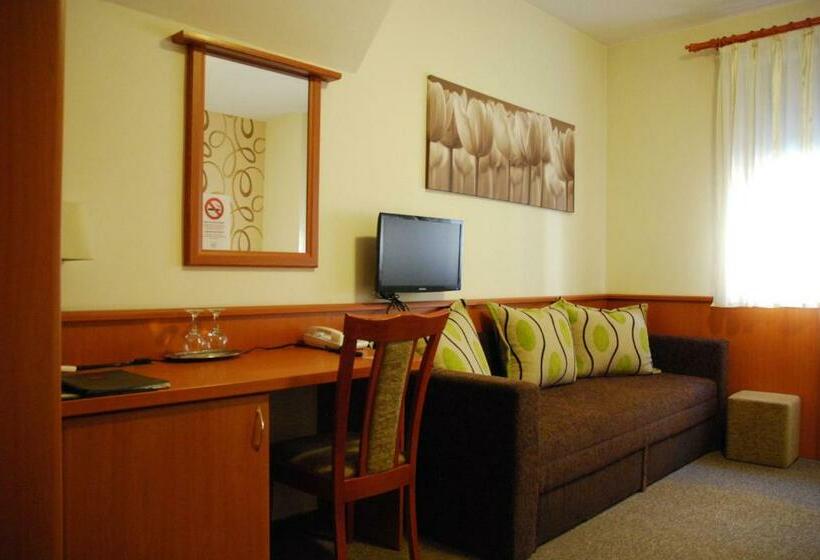 חדר סטנדרט לשלושה, König