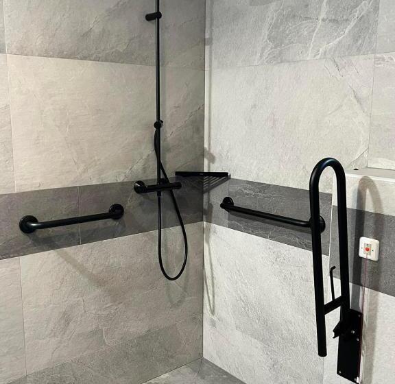 חדר סטנדרט מותאם לאדם עם מוגבלויות, Mediterraneo Luxury Room Esztergom