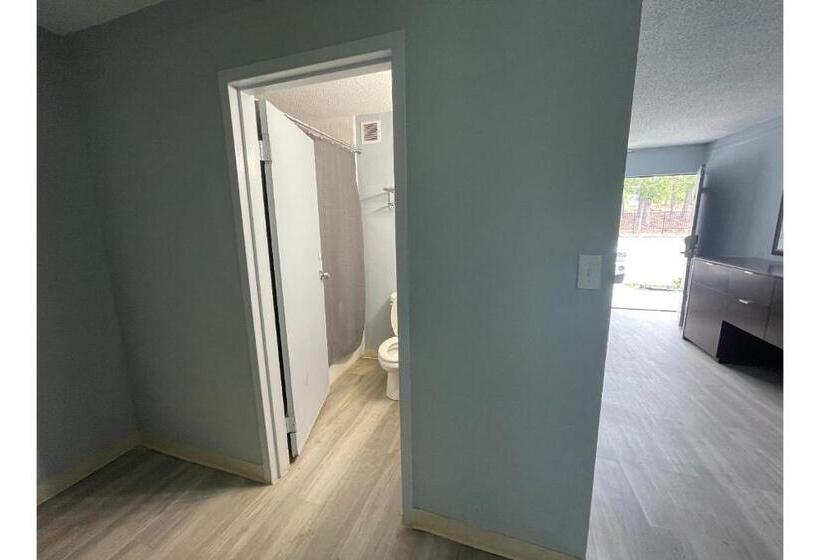스탠다드 룸 킹사이즈 침대, Lamplighter Inn By Oyo Charlotte Airport Area