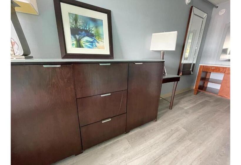 חדר סטנדרט עם מיטת קינג, Lamplighter Inn By Oyo Charlotte Airport Area