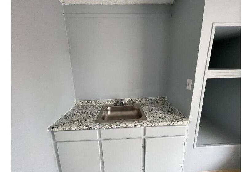 חדר סטנדרט עם מיטת קינג, Lamplighter Inn By Oyo Charlotte Airport Area