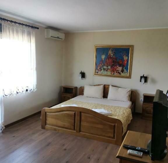 Студио Стандарт Вид на Бассейн, Family Hotel Arbanashka Sreshta