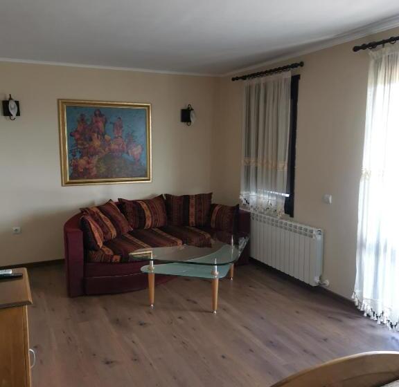 Студио Стандарт Вид на Бассейн, Family Hotel Arbanashka Sreshta