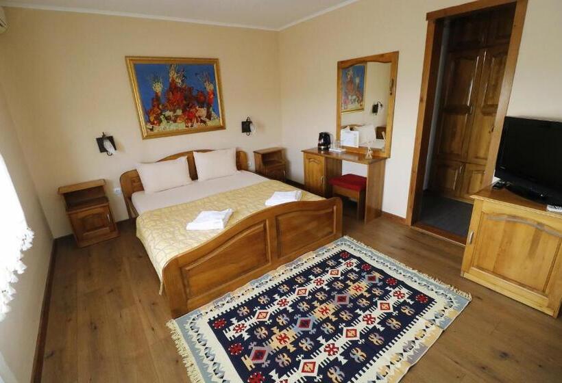 Студио Стандарт Вид на Бассейн, Family Hotel Arbanashka Sreshta