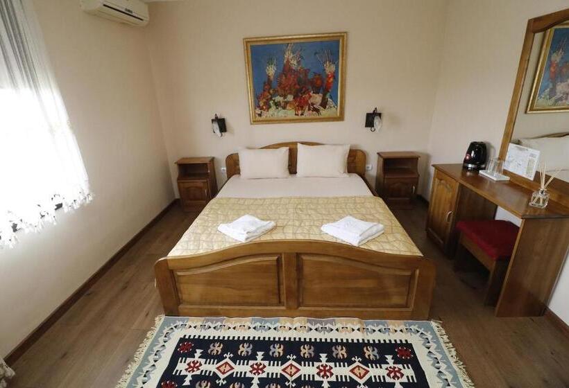 Студио Стандарт Вид на Бассейн, Family Hotel Arbanashka Sreshta