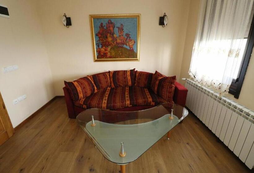 Студио Стандарт Вид на Бассейн, Family Hotel Arbanashka Sreshta