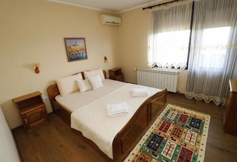 Номер Стандарт с Балконом, Family Hotel Arbanashka Sreshta
