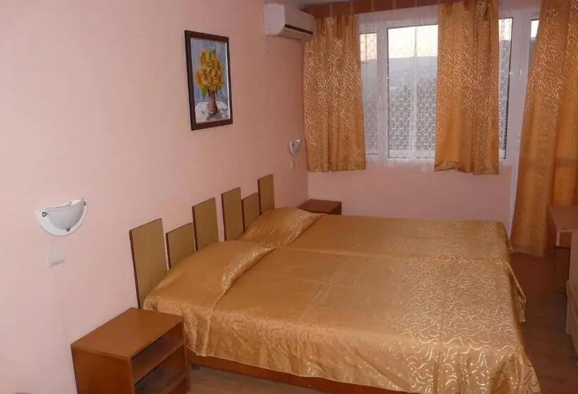 اتاق استاندارد چهار تخته با چشم‌انداز دریا, Family Hotel Balchik
