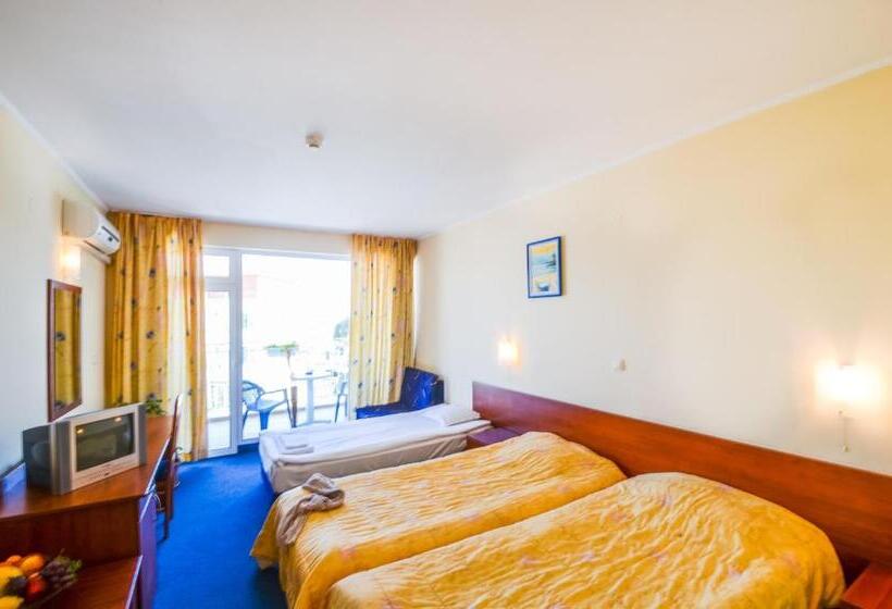 Трехместный Номер Стандарт с Балконом, Family Hotel Eliri