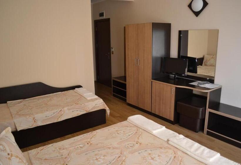 Трехместный Номер Стандарт с Балконом, Family Hotel Saint George