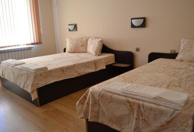 Трехместный Номер Стандарт с Балконом, Family Hotel Saint George