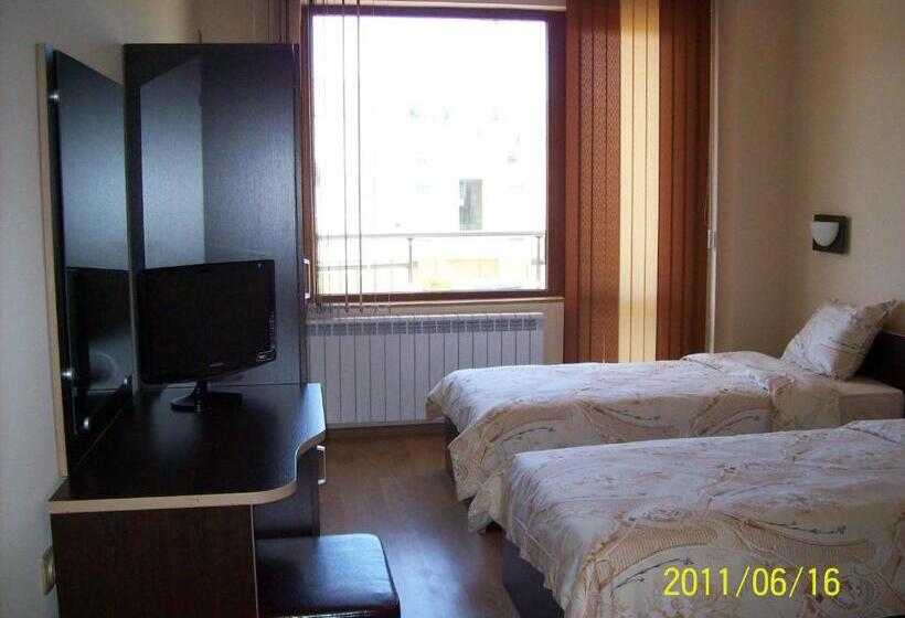 Трехместный Номер Стандарт с Балконом, Family Hotel Saint George