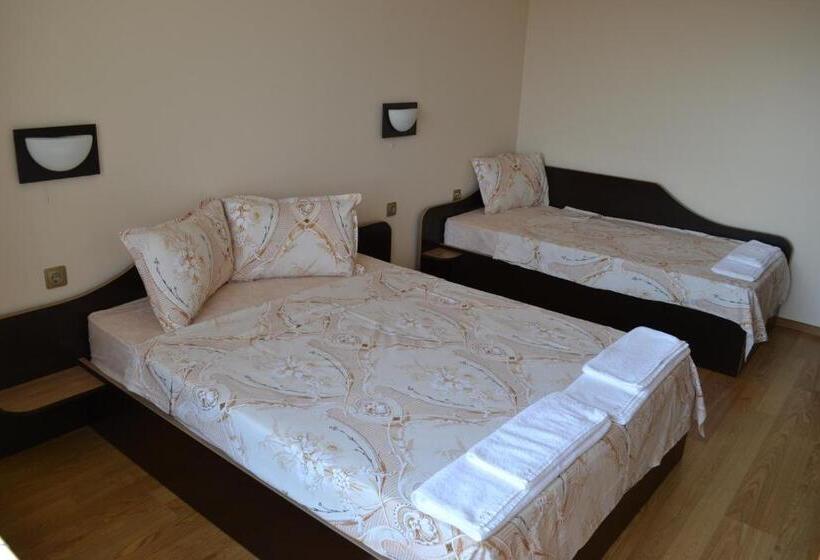 Трехместный Номер Стандарт с Балконом, Family Hotel Saint George