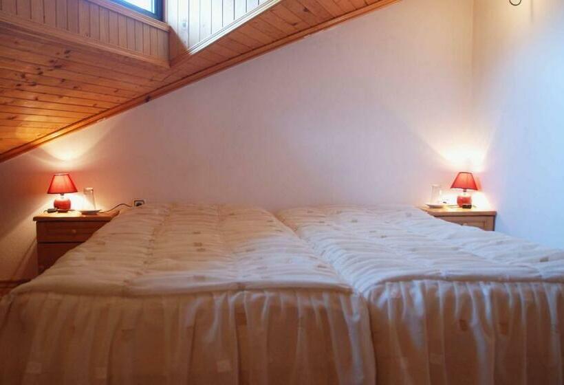 חדר פנטהאוז, Art M Gallery