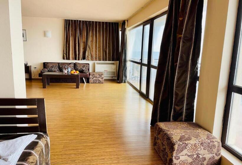 스탠다드 스튜디오 바다 전망, At The American S