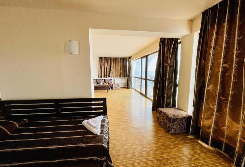 스탠다드 스튜디오 바다 전망, At The American S