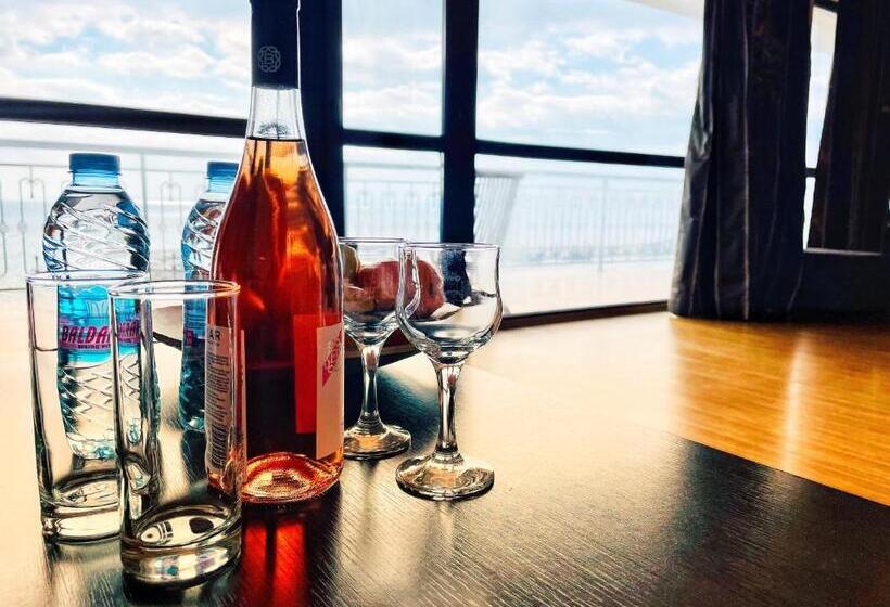 스탠다드 스튜디오 바다 전망, At The American S