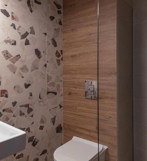 一楼标准间, Ema