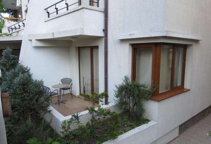 一楼标准间, Ema