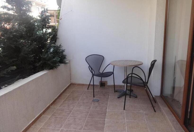 一楼标准间, Ema