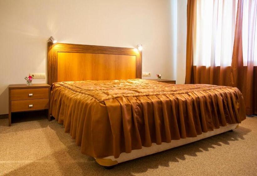 주니어 스위트, Intelcoop