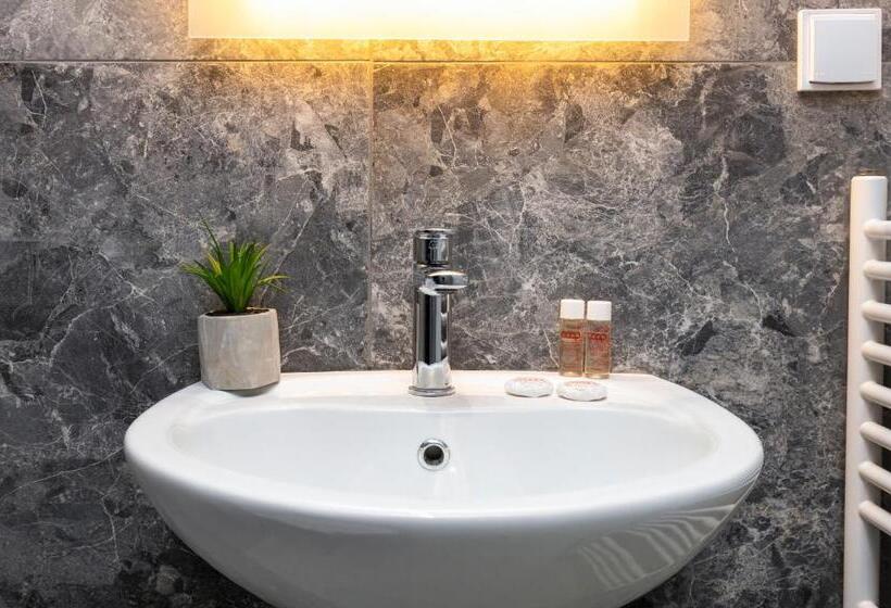 디럭스 룸, Intelcoop