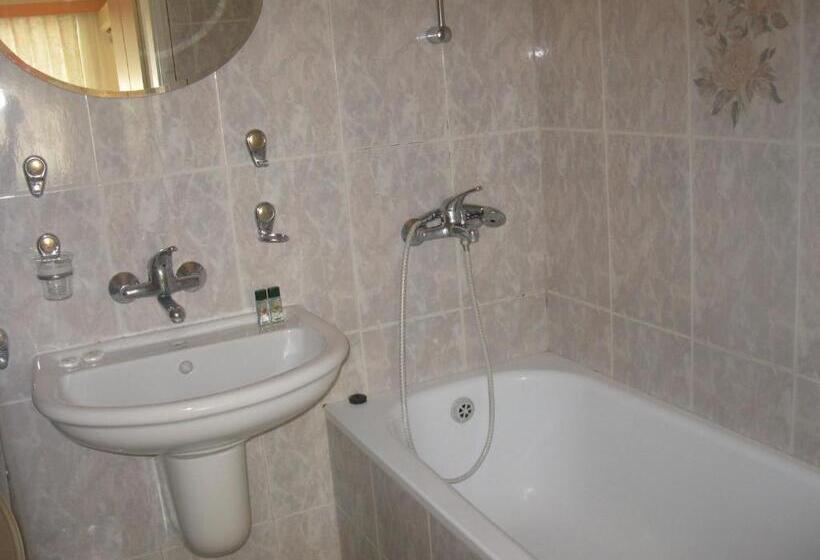 エコノミールーム, Peter