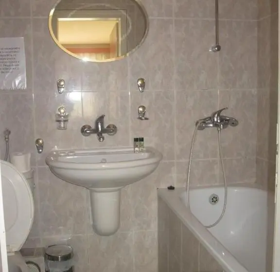 Quarto Estandar Individual, Peter