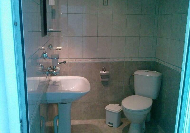 带一个卧室和一个阳台的海景公寓, Rai