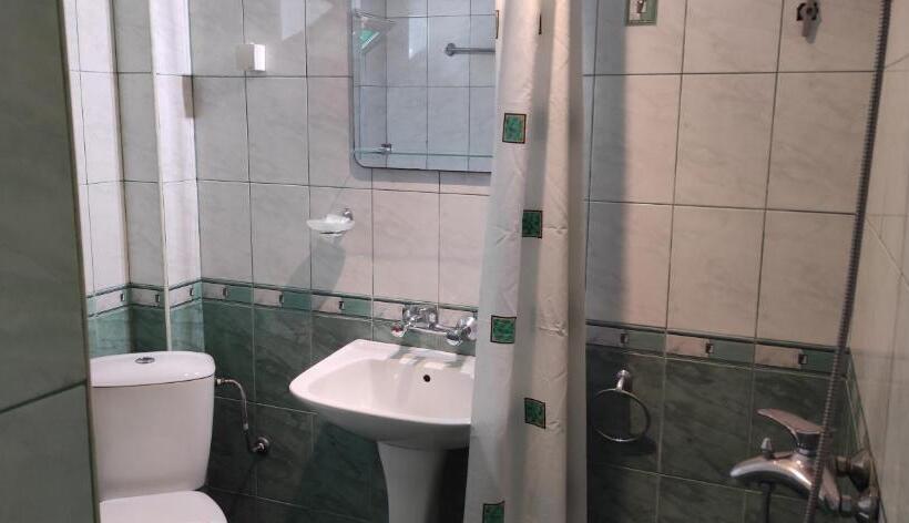 带一个卧室和一个阳台的海景公寓, Rai