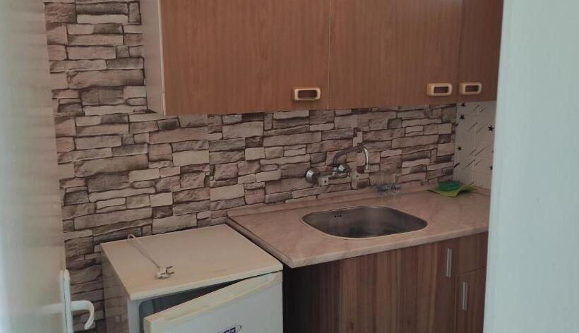 带一个卧室和一个阳台的海景公寓, Rai