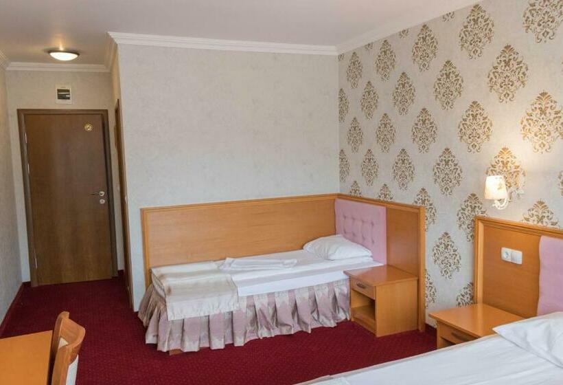 חדר סטנדרט לשלושה, Uzunski