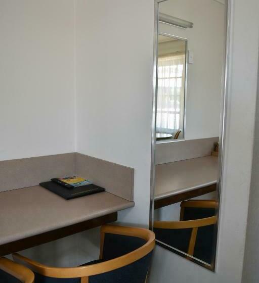 家庭间, Ten Dollar Town Motel