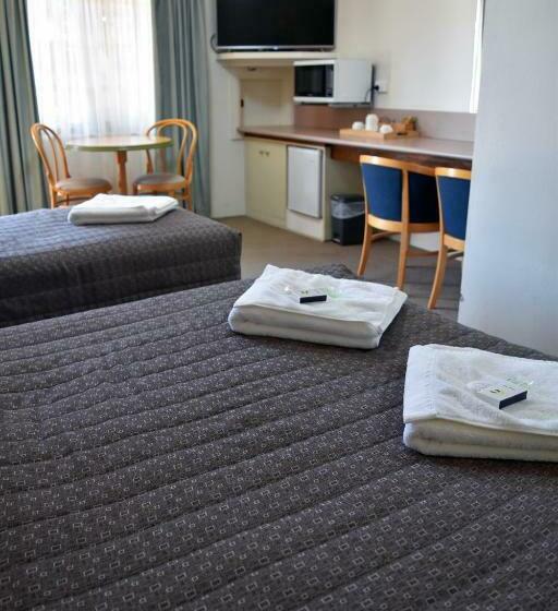 家庭间, Ten Dollar Town Motel