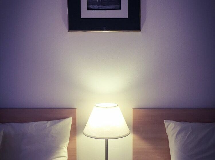 标准间, Ten Dollar Town Motel