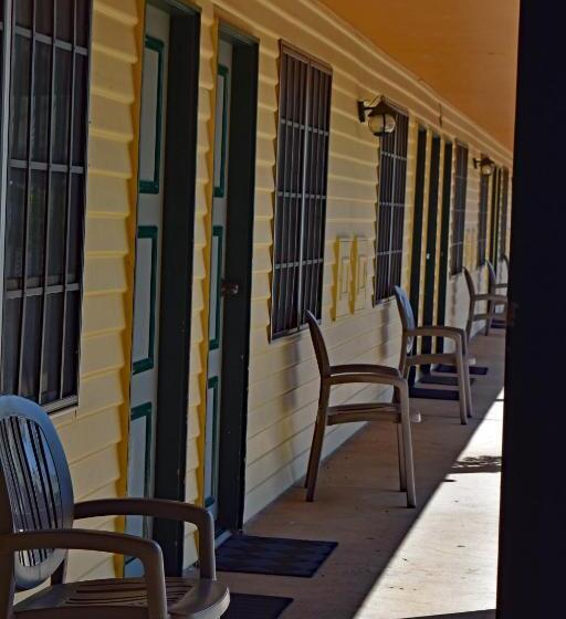 家庭间, Ten Dollar Town Motel