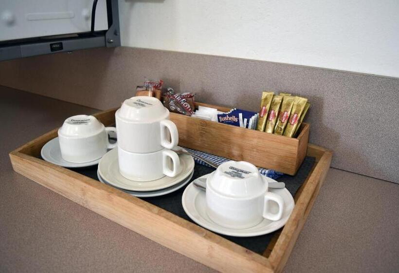 家庭间, Ten Dollar Town Motel