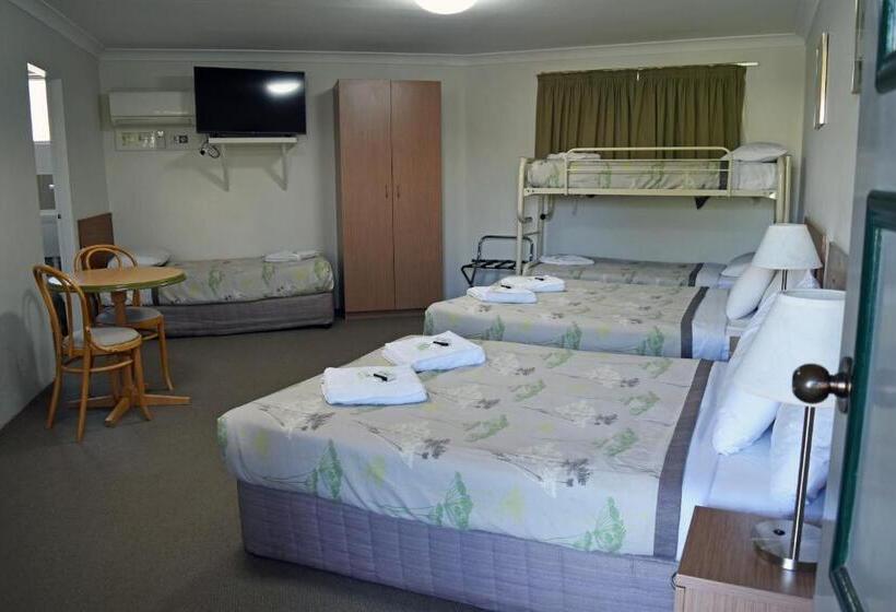 패밀리 룸, Ten Dollar Town Motel
