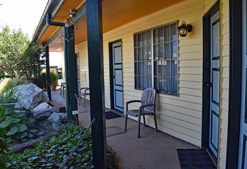 家庭间, Ten Dollar Town Motel