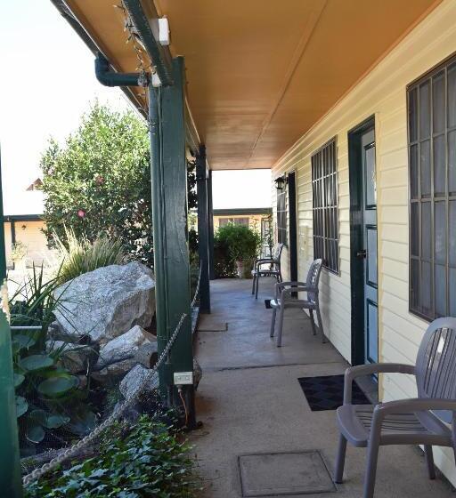 家庭间, Ten Dollar Town Motel