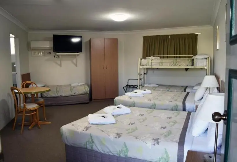 Perhehuone, Ten Dollar Town Motel