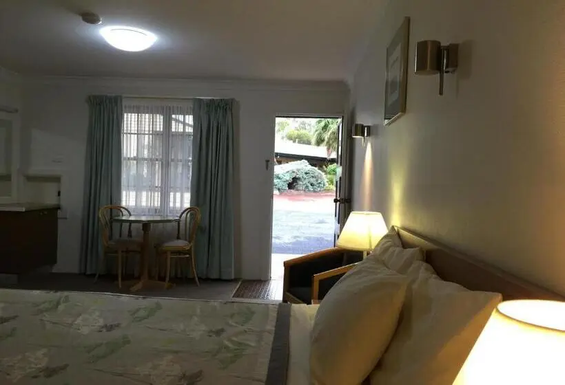Standard-huone, Ten Dollar Town Motel
