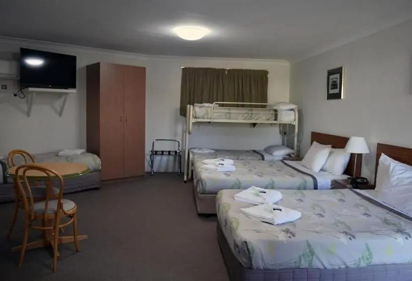 Perhehuone, Ten Dollar Town Motel