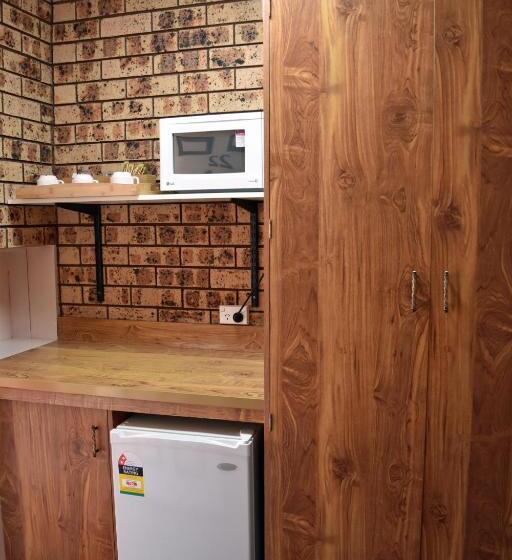 标准间, Ten Dollar Town Motel