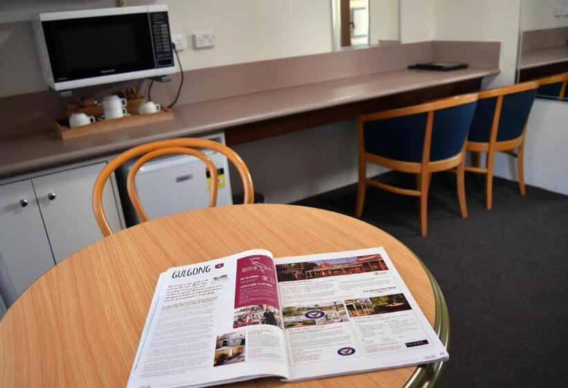 豪华房间, Ten Dollar Town Motel