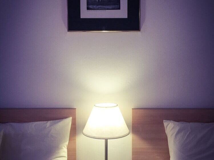 家庭间, Ten Dollar Town Motel