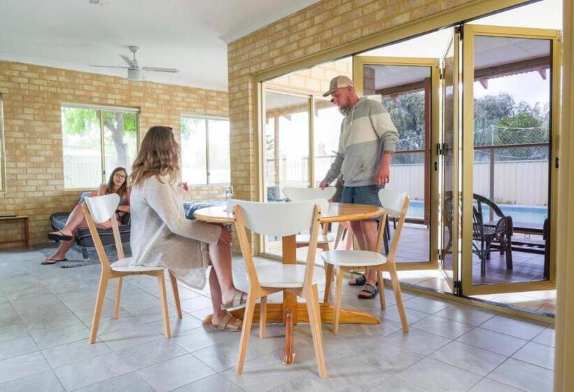 스탠다드 스튜디오, Lancelin Lodge
