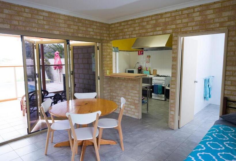 Студия Стандарт, Lancelin Lodge
