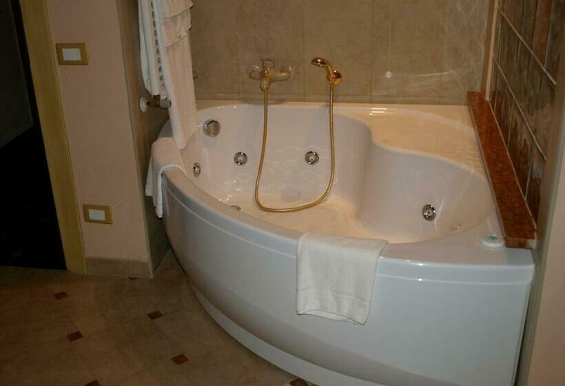 高级房间带漩涡浴缸, Locanda Degli Sfizi